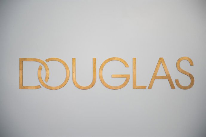 Archivo - FILED - 22 October 2020, Hamburg: German perfume and cosmetics retail chain Douglas logo seen at a Douglas store on Jungfernstieg. Photo: Daniel Reinhardt/dpa