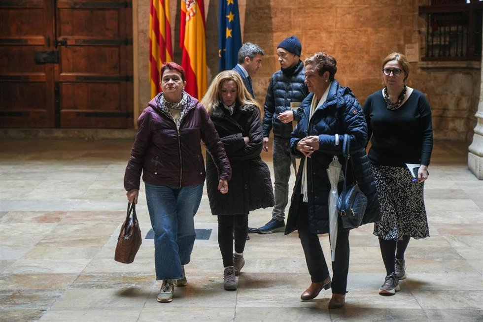 El 'president' Carlos Mazón recibe a cuatro víctimas de la dana en el Palau