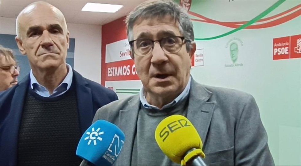 El portavoz del PSOE en el Congreso de los Diputados, Patxi López, atiende a los medios antes de un encuentro con militantes en Sevilla.