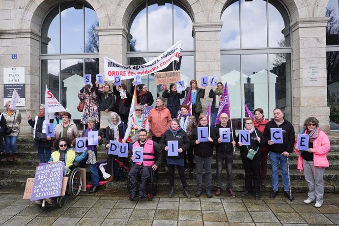 February 24, 2025, Vannes, France: Li procÃs de Joël Li Scouarnec s'ouvre ce lundi Ã  Vannes. L'ex-chirurgien est jugé pour 300 viols et agressions sexuelles sud 299 matis. Un procÃs hors normes, qui doit durer quatre mois, pour l'uneix donis plus impor