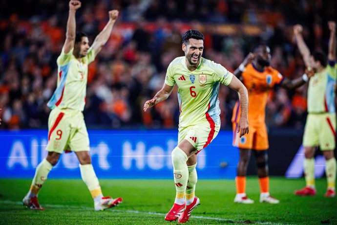 Mikel Merino celebra un gol con España en la Liga de Naciones.