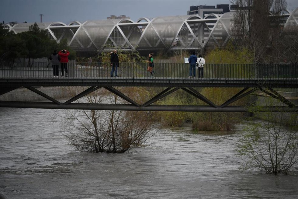 Varias personas, en el parque de Madrid Río, a 20 de marzo de 2025, en Madrid (España). El río Manzanares y las presas madrileñas de El Pardo se encuentran al borde de su capacidad por el paso de la borrasca Martinho y tras varias jornadas de intensas l