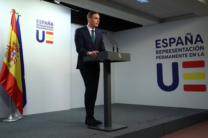 O Presidente do Governo, Pedro Sánchez, dá uma coletiva de imprensa após participar da reunião extraordinária do Conselho Europeu em 6 de março de 2025 em Bruxelas (Bélgica).