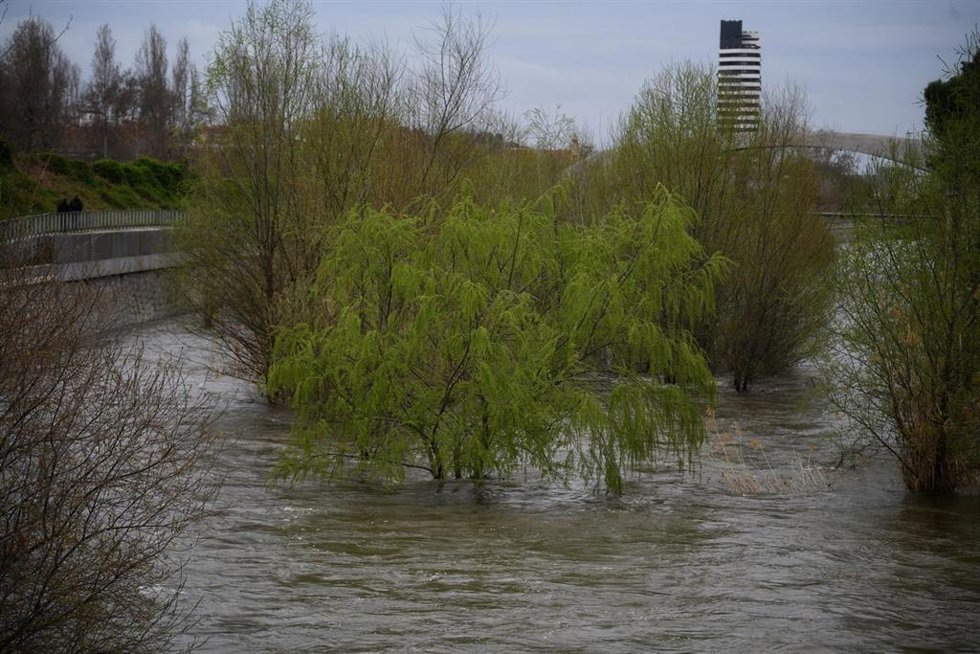 Crecida del río Manzanares en el parque de Madrid Río, a 20 de marzo de 2025, en Madrid (España). El río Manzanares y las presas madrileñas de El Pardo se encuentran al borde de su capacidad por el paso de la borrasca Martinho y tras varias jornadas de