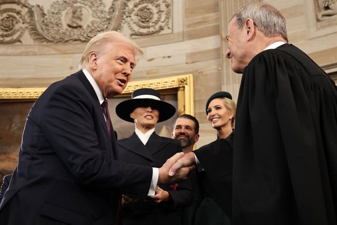 Archivo - Arquivo - Imagem de arquivo do presidente dos EUA, Donald Trump, apertando a mão do presidente da Suprema Corte, John Roberts, enquanto Melania Trump, Donald Trump Jr. e Ivanka Trump observam.