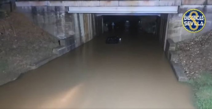 Rescatado en Sevilla un vehículo sumergido en un paso subterráneo en Bellavista