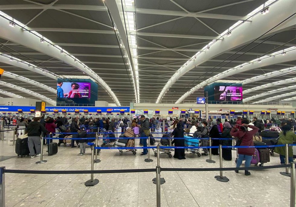 Archivo - Imagen de archivo de viajeros haciendo cola para facturar en la Terminal 5 del Aeropuerto de Heathrow en Londres