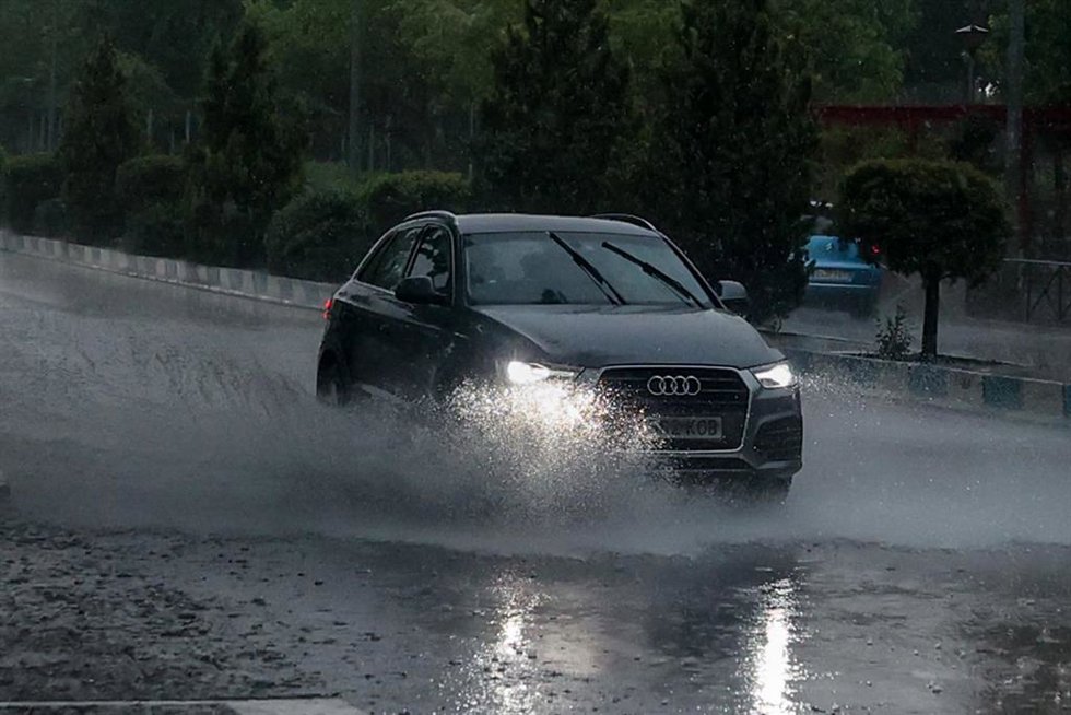 Archivo - Varios coches circulan bajo la lluvia, a 29 de mayo de 2023, en Madrid (España). 