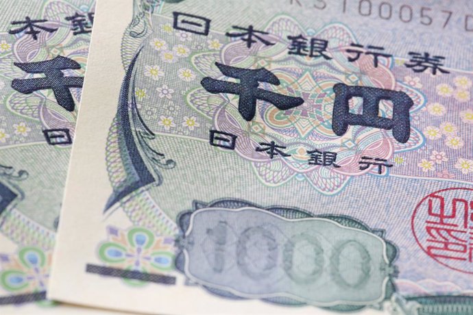 Archivo - FILED - 19 February 2016, Hamburg: A view of bank notes of the Japanese currency Yen lying on a table. Japan's central bank is issuing a new banknote series for the first time in 20 years. Photo: picture alliance / dpa