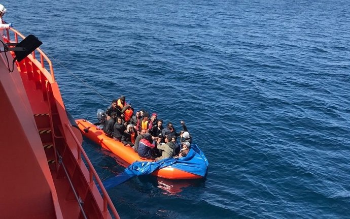 Archivo - Patera rescatada por Salvamento Marítimo