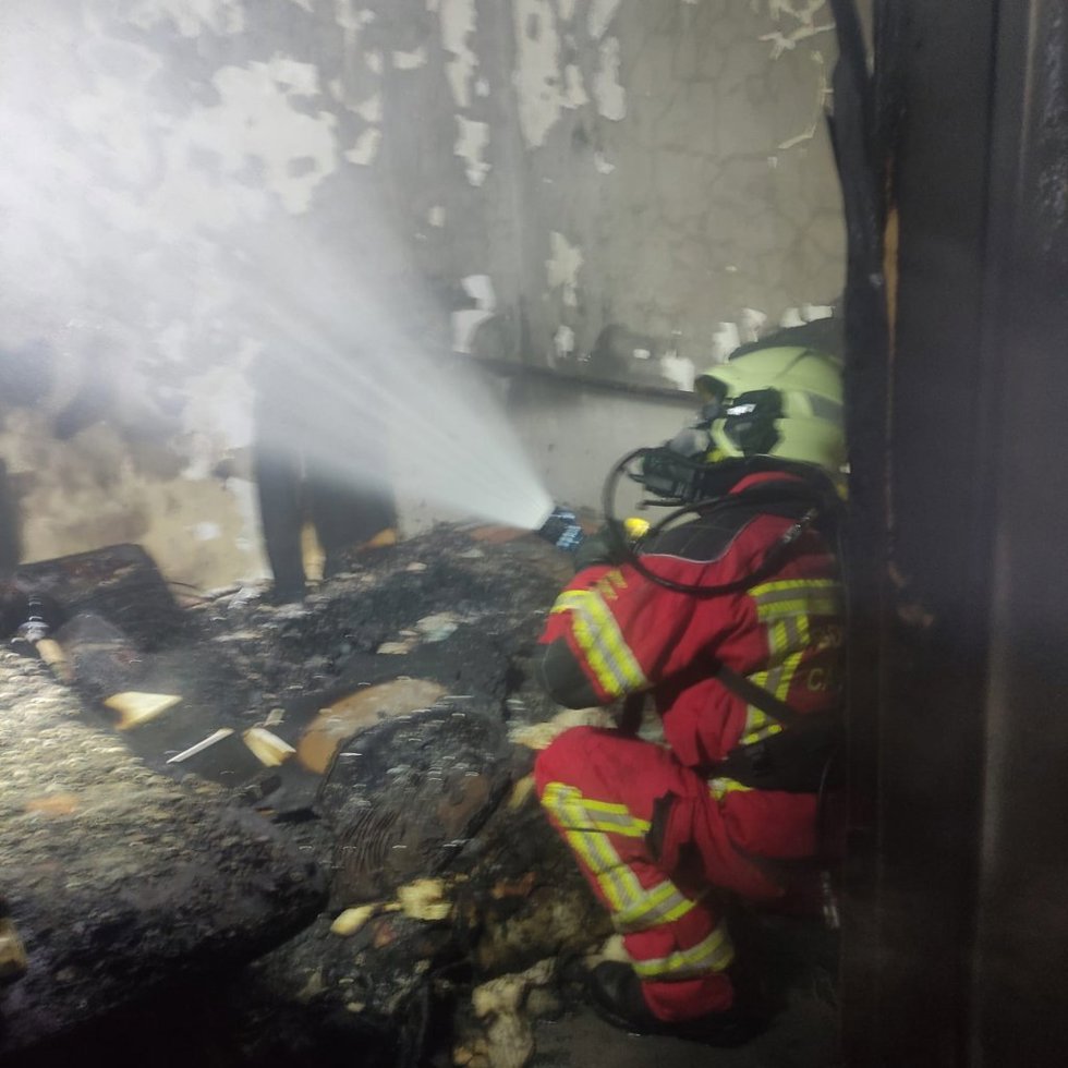 Un incendio daña una vivienda en un bloque de cuatro pisos de Mataporquera que tuvo que ser desalojado