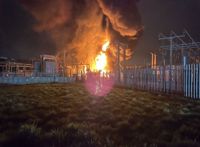21 March 2025, United Kingdom, London: Handout photo supplied by London Fire Brigade showing a fire at Hayes electrical substation. More than 1,300 flights to and from Heathrow Airport will be disrupted on Friday due to the closure of the London airport f
