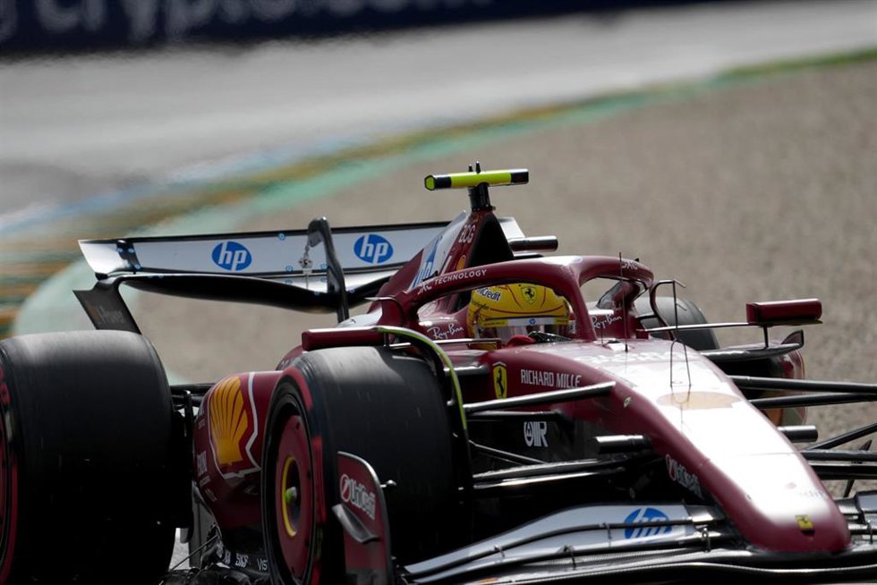 El piloto inglés Lewis Hamilton al volante del Ferrari