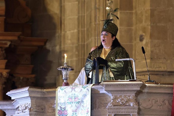 Archivo - Una mujer interpreta el Cant de la Sibil·la durante la Misa del Gallo, en la Catedral de Palma, a 24 de diciembre de 2023