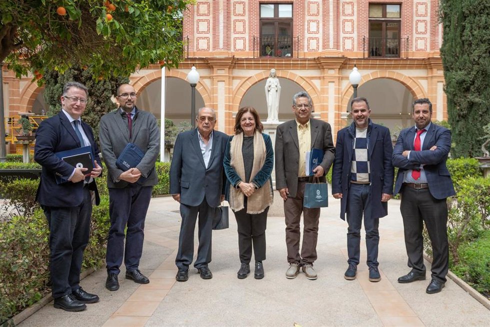 Representantes de la UCAM y de la Universidad Hispanoamericana de Panamá, tras el acto de firma celebrado en el Campus de Los Jerónimos.
