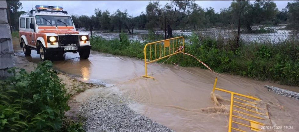 Anegaciones en caminos en Utrera.