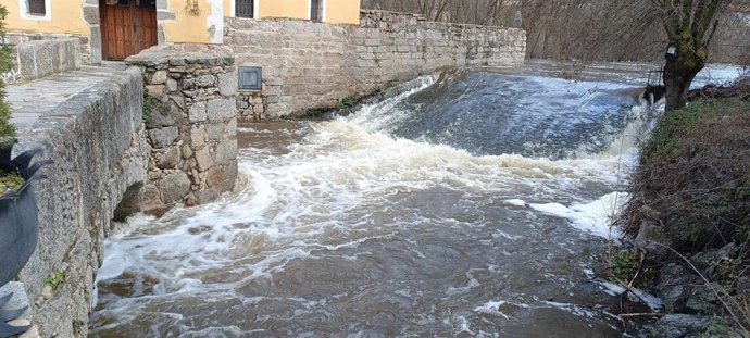 El río Adaja a su paso por Ávila.