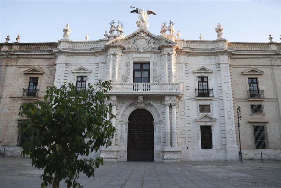 Archivo - Fachada del edificio del Rectorado de la Universidad de Sevilla. A 1 de agosto de 2024, en Sevilla (Andalucía, España). Fachada principal del edificio del Rectorado de la Universidad de Sevilla, en El Prado de San Sebastián. Imagen de archivo.