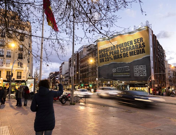Lona OpositaTest en  la Plaza de Chamberí