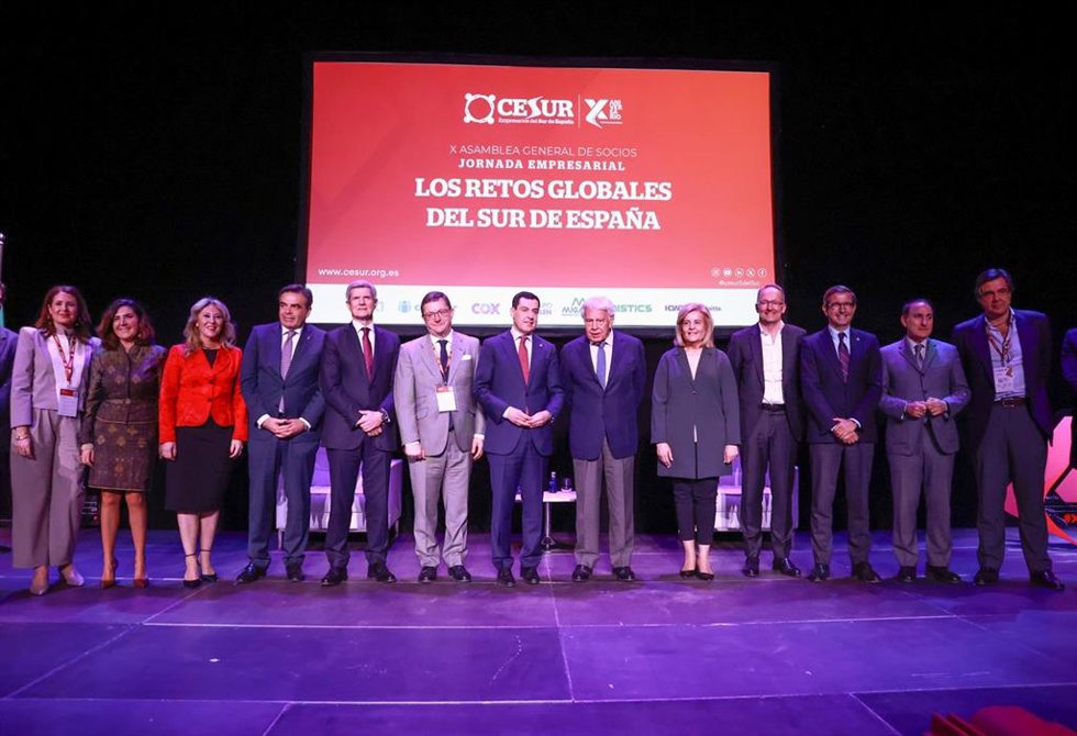 El expresidente del Gobierno Felipe González (6d), junto al presidente de la Junta de Andalucía, Juanma Moreno (7i), en la foto de familia durante la jornada de Cesur. A 20 de marzo de 2025, en Sevilla (Andalucía, España). 