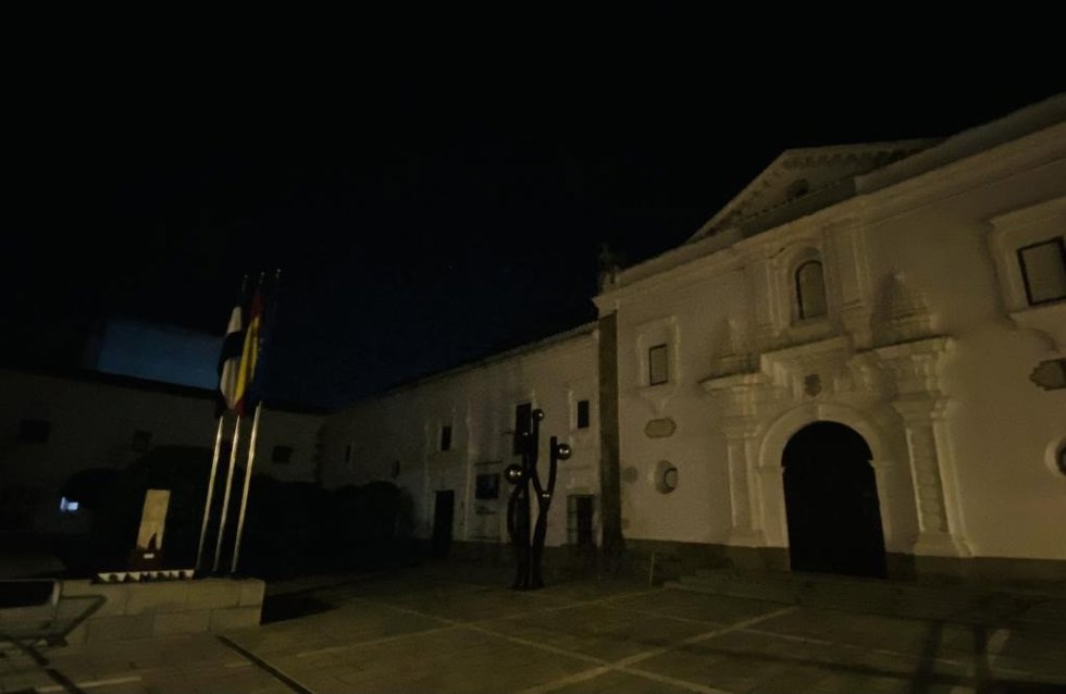 Asamblea de Extremadura con las luces apagadas en la Hora del Planeta