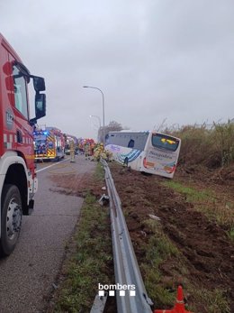 L'autobús accidentat a la C-33 a Mollet (Barcelona)