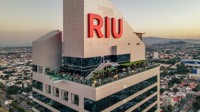 Riu Plaza Guadalajara inaugura el rooftop bar más alto de la ciudad mexicana