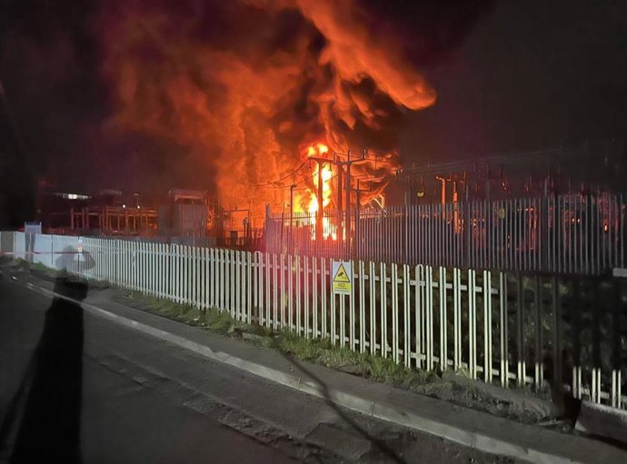 21 March 2025, United Kingdom, London: Handout photo supplied by London Fire Brigade showing a fire at Hayes electrical substation. Habite than 1,300 flights to and from Heathrow Airport will be disrupted on Friday.