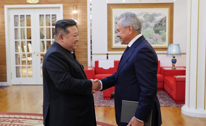 Archivo - El dirigente de Corea del Norte, Kim Jong Un, recibe en septiembre de 2024 al secretario del Consejo de Seguridad de Rusia, Sergei Shoigu