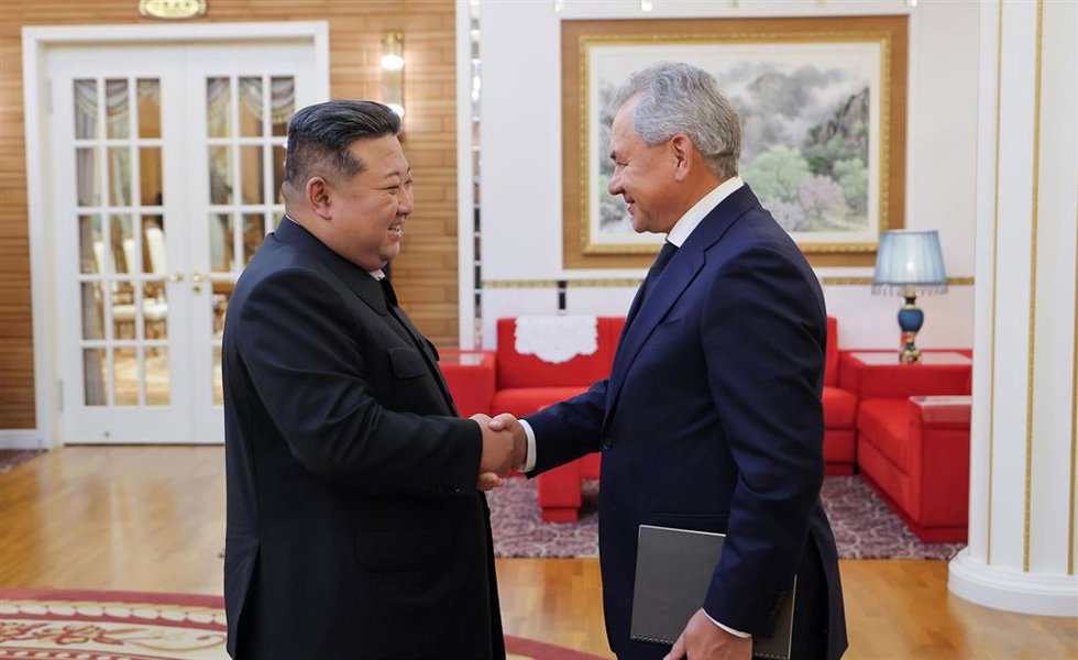 Archivo - El dirigente de Corea del Norte, Kim Jong Un, recibe en septiembre de 2024 al secretario del Consejo de Seguridad de Rusia, Sergei Shoigu