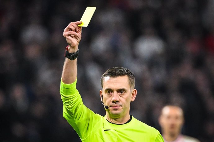 Archivo - Referee Clement TURPIN gives a yellow card during the French championship Ligue 1 football match between Olympique Lyonnais (Lyon) and OGC Nice on February 16, 2024 at Groupama stadium in Decines-Charpieu near Lyon, France - Photo Matthieu Mirvi