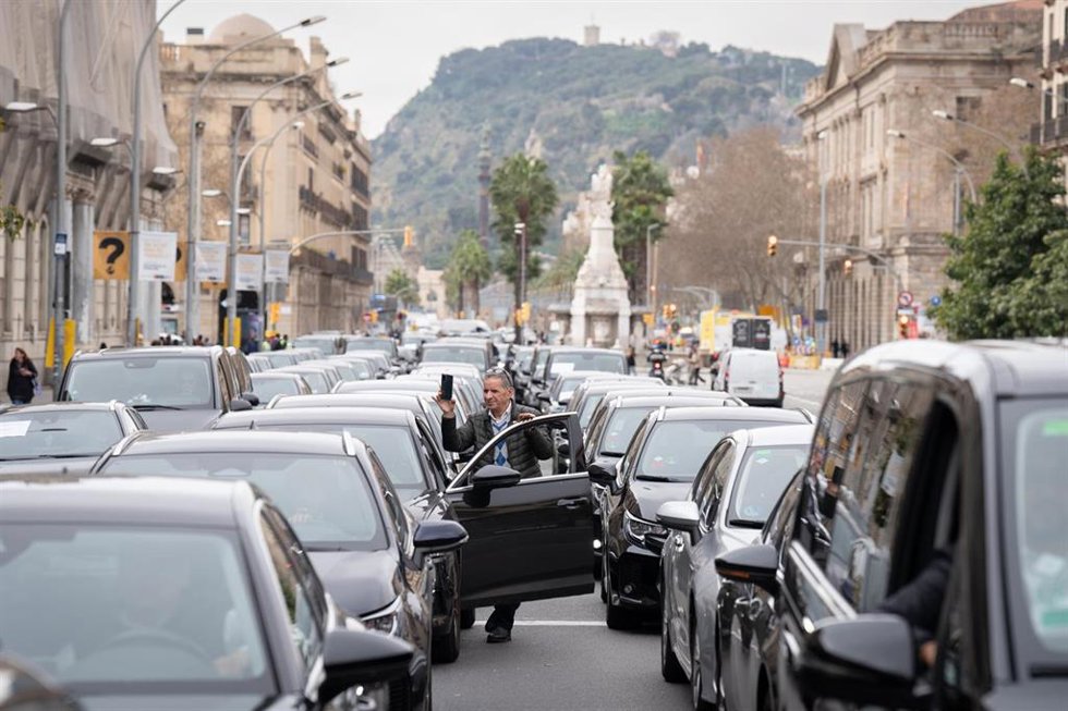 Conductores y empresarios de VTC durante la marcha lenta de las VTC de Catalunya