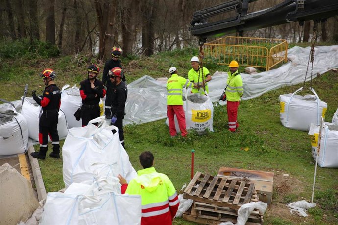 Agentes de la UME trabajan en un dique en el Hospital Nacional de Parapléjicos, a 20 de marzo de 2025, en Toledo, Castilla-La Mancha (España).