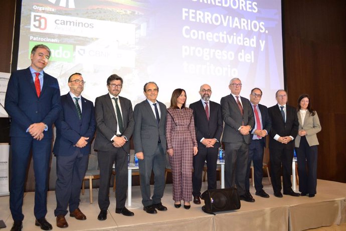 En la imagen, los ponentes del acto celebrado en Sevilla.
