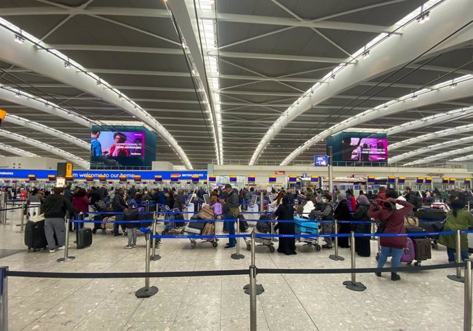 Archivo - 04 April 2022, United Kingdom, London: Travellers queue to check-in at Heathrow Airport Terminal 5. Due to Corona outbreaks in the workforce, airlines have cancelled dozens of flights. Photo: Steve Parsons/PA Wire/dpa