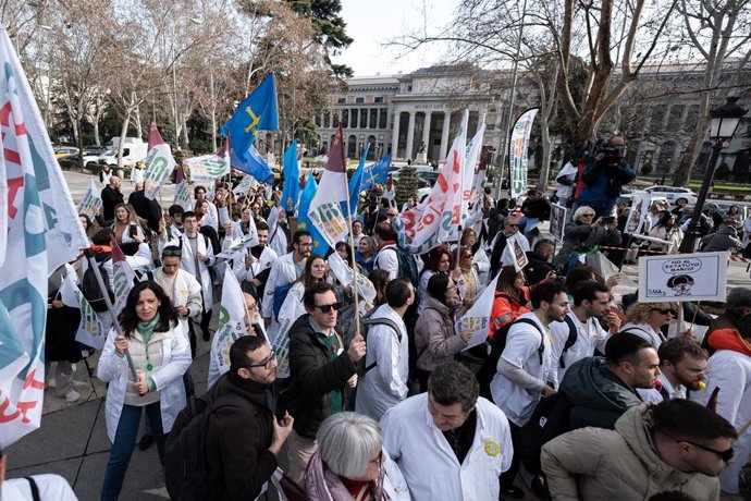 Archivo - Arquivo - Dezenas de pessoas durante uma manifestao de sindicatos médicos em frente ao Ministério da Saúde, em 13 de fevereiro de 2025, em Madri, Espanha. Sindicatos de médicos de todo o país se reúnem para mostrar seu desacordo com o projet