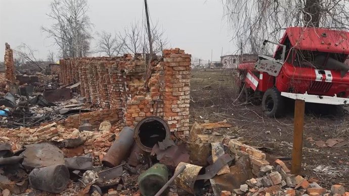 MOSCOU, 13 de março de 2025 -- Esta captura de tela de vídeo publicada pelo Ministério da Defesa da Rússia em 13 de março de 2025 mostra um prédio destruído e um veículo danificado em um assentamento na região de Kursk, na Rússia. As forças russas recaptu