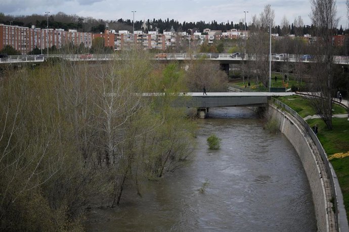 La Comunidad está "en situación de normalidad" tras la lluvia y pide limitar desplazamientos a Sierra el fin de semana Crecida del río Manzanares en el parque de Madrid Río, a 20 de marzo de 2025,