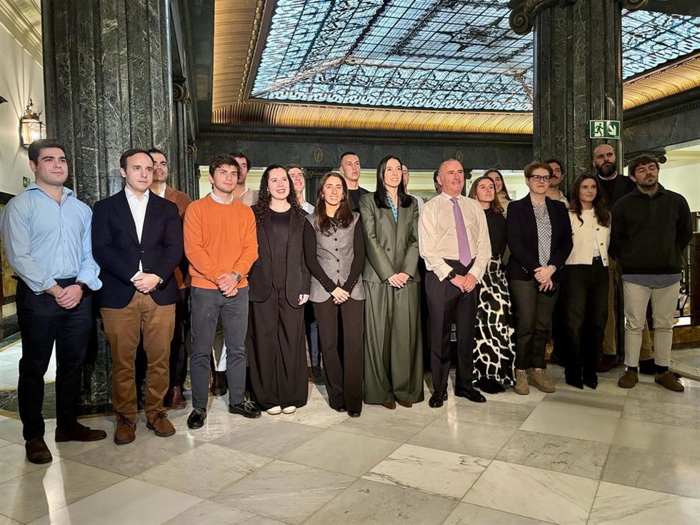 Foto de familia de la jornada 'Asturias, generación de futuro', en la que han participado Pablo Junceda, director general del Banco Sabadell Herrero y Bárbara Brun, presidenta del Fórum Familiar de Jóvenes de AEFAS.