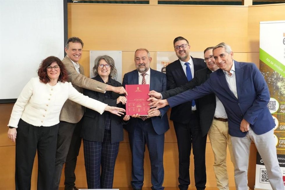 Firma del convenio para impulsar la formación y el cuidado de los bosques en C-LM.