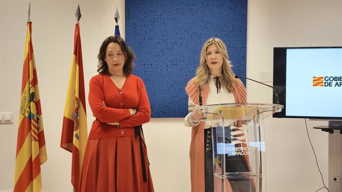 La consejera de Bienestar Social y Familia, Carmen Susín, y la portavoz del Gobierno de Aragón, Mar Vaquero.