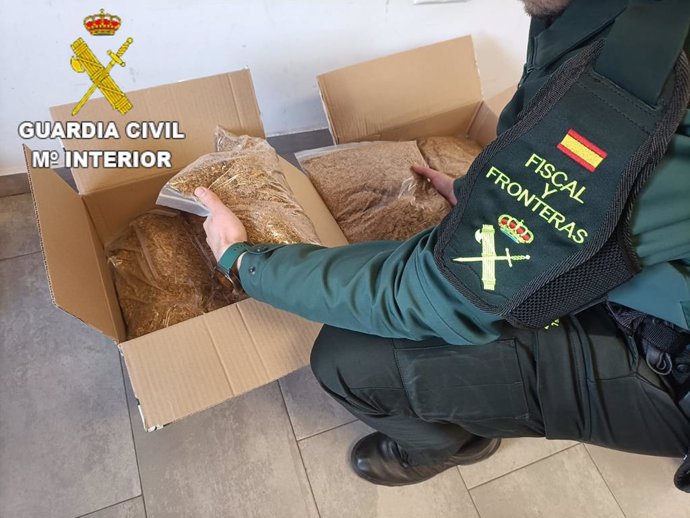 Tabaco hallado por la Guardia Civil tras denunciar a una persona por venderlo en un domicilio de Casas de Fernando Alonso.