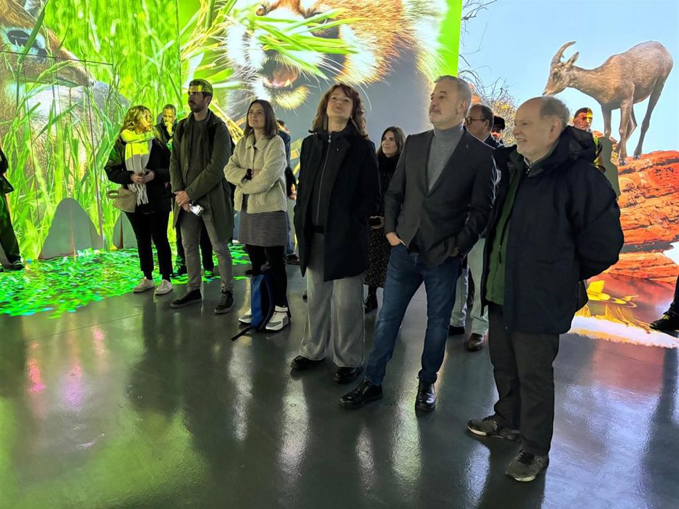 (D-I) El director del Zoo de Barcelona, Sito Alarcón; el alcalde de Barcelona, Jaume Collboni, y la primera teniente de alcalde y presidenta de B:SM, Laia Bonet