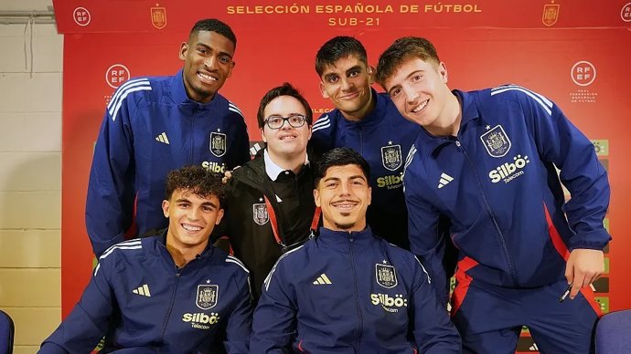 Internacionales de la Sub-21 junto a Sergio Quirce, trabajador de la RFEF