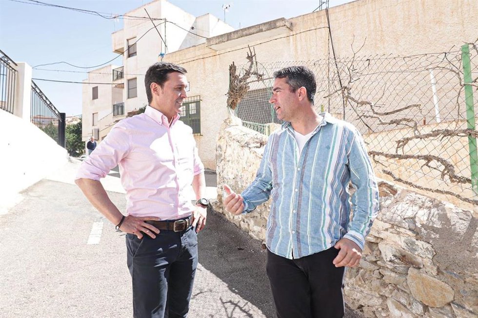 El presidente de la Diputación de Almería, Javier Aureliano García, junto al alcalde de Uleila del Campo, Juan José Fuentes, en una imagen de archivo.