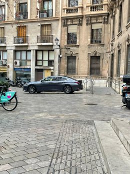Coche oficial del alcalde de Palma aparcado en la plaza Santa Eulàlia.