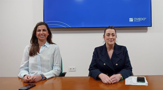 La portavoz de Vox en el Ayuntamiento de Oviedo, Sonsoles Peralta, y la concejala Alejandra González, en rueda de prensa.