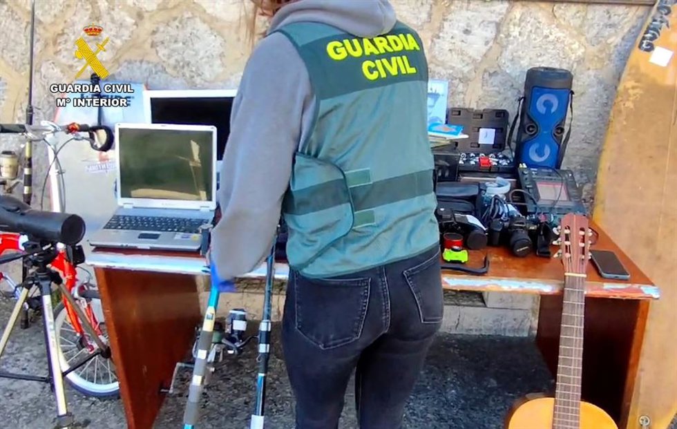 Un guardia civil con efectos intervenidos en la operación