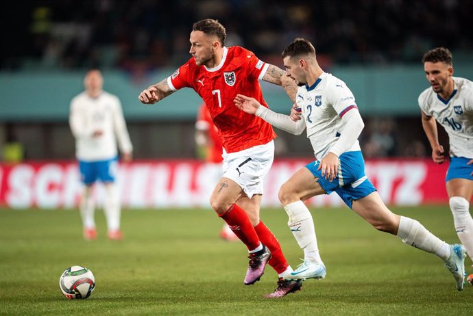 20 March 2025, Austria, Vienna: Austria's Marko Arnautovic (L) and Serbia's Ognjen Mimovic battle for the ball during the UEFA Nations League quarter-finals first leg soccer match between Austria and Serbia at Ernst Happel Stadium. Photo: Georg Hochmuth/A