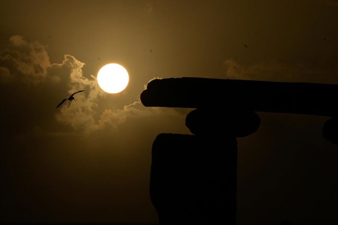 Archivo - Vista de la puesta del sol, a 8 de abril de 2024, en El Porriño, A Coruña, Galicia (España). Un eclipse solar total que ha recorrido América del Norte se ha podido ver parcialmente desde Galicia y Canarias.